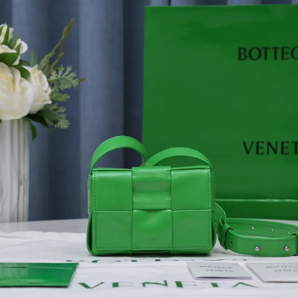 Oily skin (parrot green)